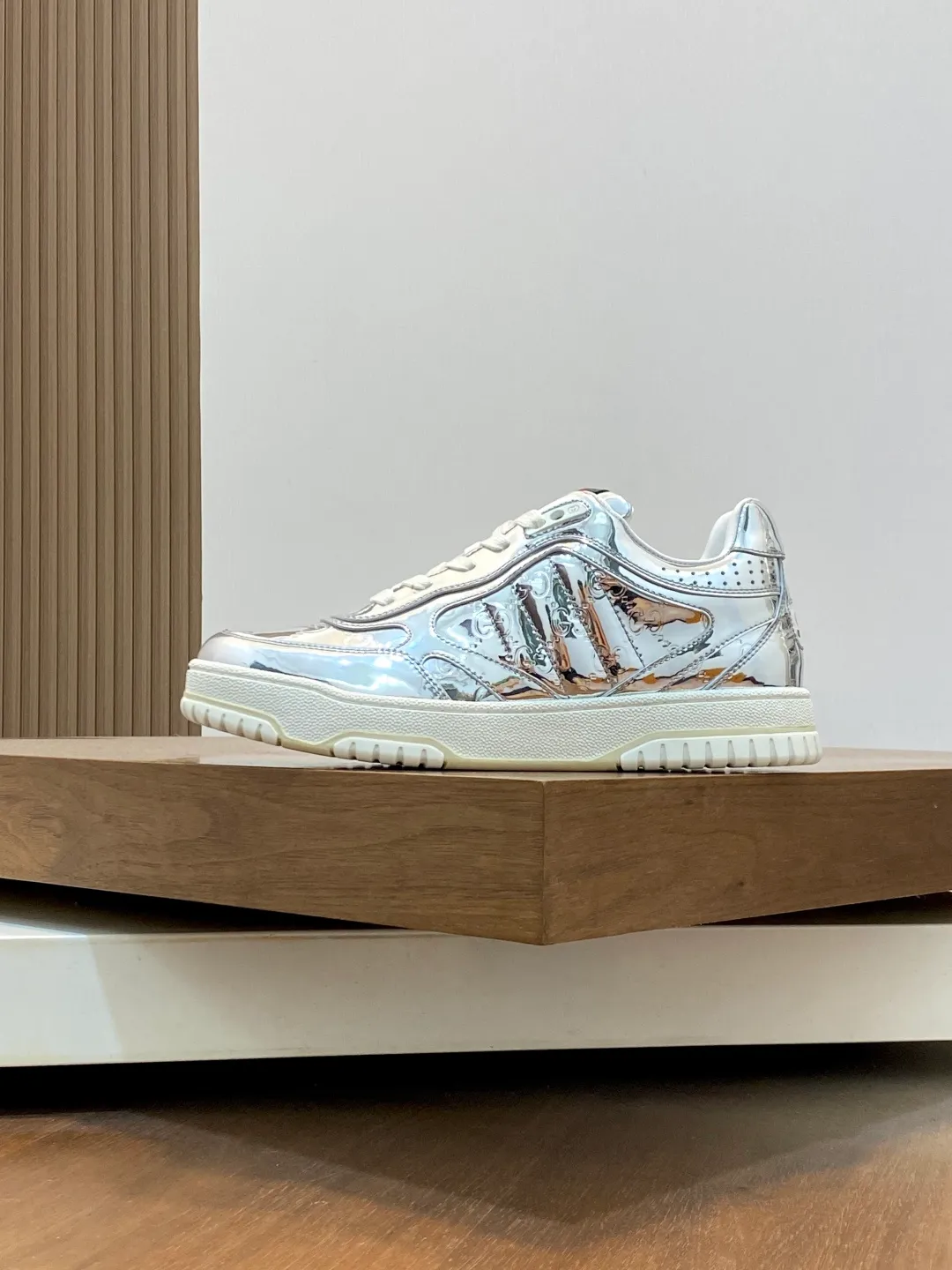 Men's Shoes 💰660 𝐆𝐮𝐜𝐜𝐢 𝐑𝐞-𝐖𝐞𝐛 As the first sneaker created by Sabato De Sarno for Gucci, the Re-Web series reinterprets the brand's classic stripes and sets off the modern silhouette design with bold and unique details. These shoes are crafted from white leather. This new sneaker is ingeniously decorated with many of the brand's classic details, and is equipped with a bright red and green webbing tongue, which will make people fall in love at first sight. White leather treated with a special process for softness and luster, with an embossed grainy texture. Script Gucci logo and interlocking G web label with Interlocking G and script Gucci logo. Rubber outsole with interlocking G detail eyelets. Web tongue. Size: 39-44 (customized for sizes 38 and 45)